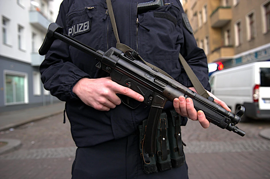 Ein Polizist sichert den Tatort in der Hochstädter Straße. 