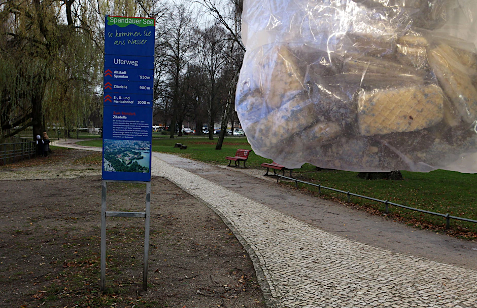 Tatort Wröhmännerpark in Spandau: Hier hatte die Parkhexe einem jungen Liebespaar eine Tüte mit vergifteten Keksen angeboten. Damit es keine weiteren Taten gibt, wollen viele Parkbesucher dabei helfen, die Frau zu überführen. 