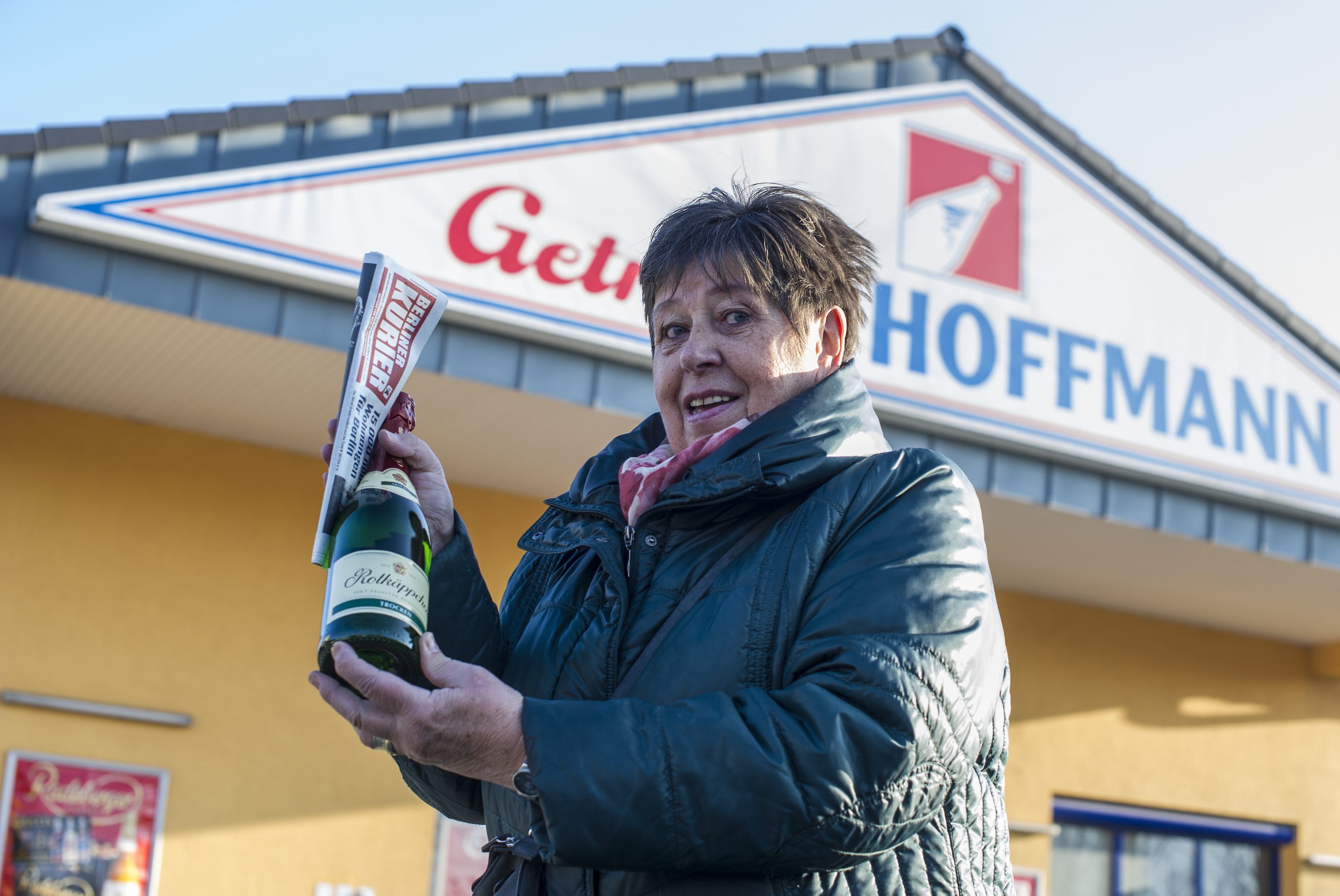 Über eine Flasche Sekt freute sich Brigitte (72, Hohenschönhausen). Die 72-Jährige ist seit sieben Jahren Abonnentin des KURIER. Erfreut war sie, dass sie eine trockene Sorte Sekt bekam. Bis Silvester will Brigitte nicht warten – die Flasche soll bereits heute geköpft werden. 