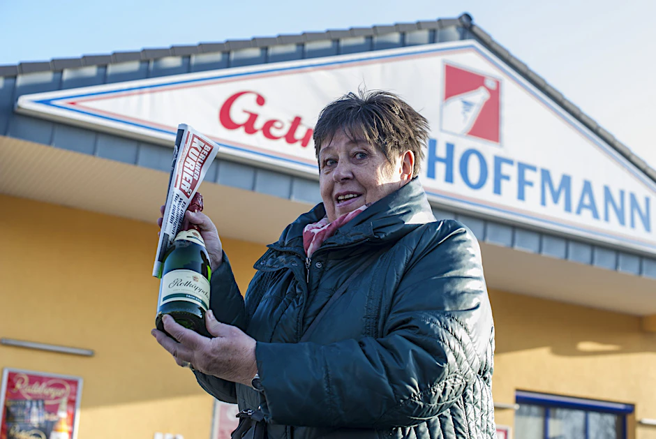 Über eine Flasche Sekt freute sich Brigitte (72, Hohenschönhausen). Die 72-Jährige ist seit sieben Jahren Abonnentin des KURIER. Erfreut war sie, dass sie eine trockene Sorte Sekt bekam. Bis Silvester will Brigitte nicht warten – die Flasche soll bereits heute geköpft werden. 