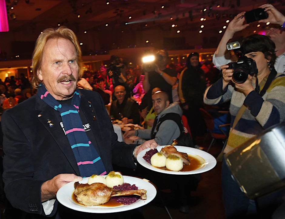 Das versteht der Rest Deutschlands unter einer Keule: Frank Zander serviert im Hotel Estrel bei der traditionellen Weihnachtsfeier für Obdachlose und Bedürftige Gänsekeule für seine Gäste