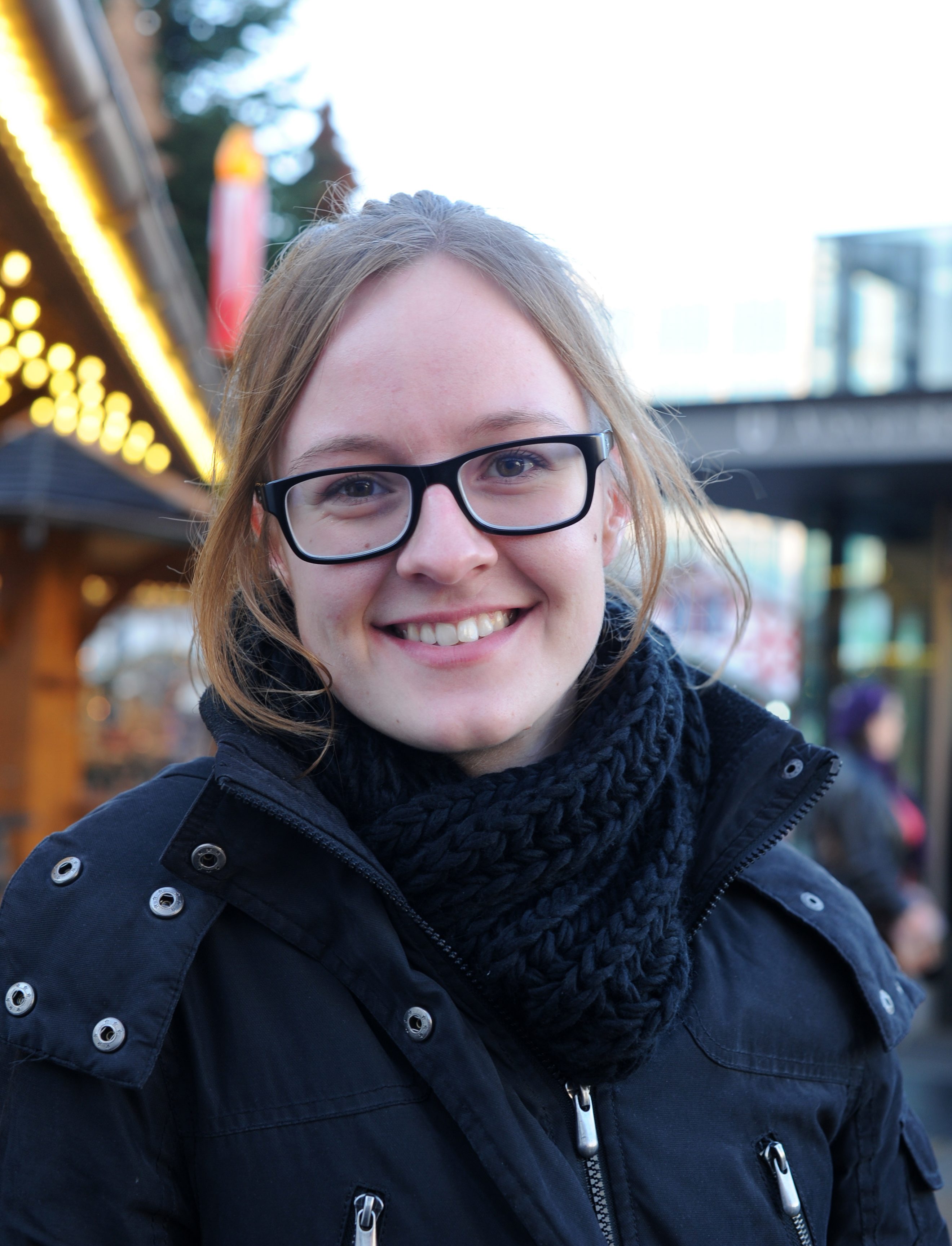 Sie will sich besser mit den Nachbarn vertragen Svenia Rübenthal (20) aus Charlottenburg hat mächtigen Ärger mit ihren Nachbarn. „Sie sind zu laut, machen nach 22 Uhr noch die Wohnung sauber, rücken Möbel, treiben scheinbar auch noch Sport“, erzählt sie. „ Ich hoffe, dass ein versöhnliches Gespräch zu Weihnachten den ganzen Krach beendet.“ 