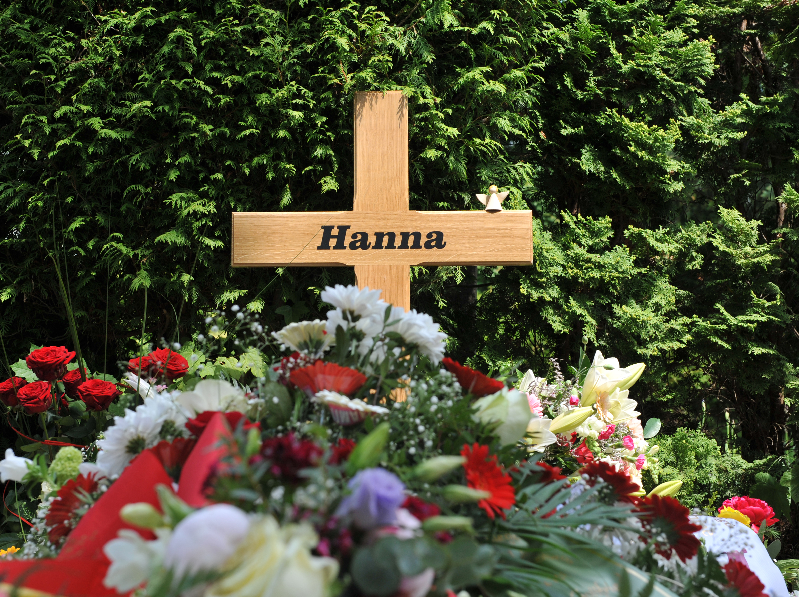 Ein schlichtes Grab auf dem Friedhof direkt neben Hannas Wohnsiedlung. Ein Leben, das so reich zu werden versprach und nicht gelebt werden darf.