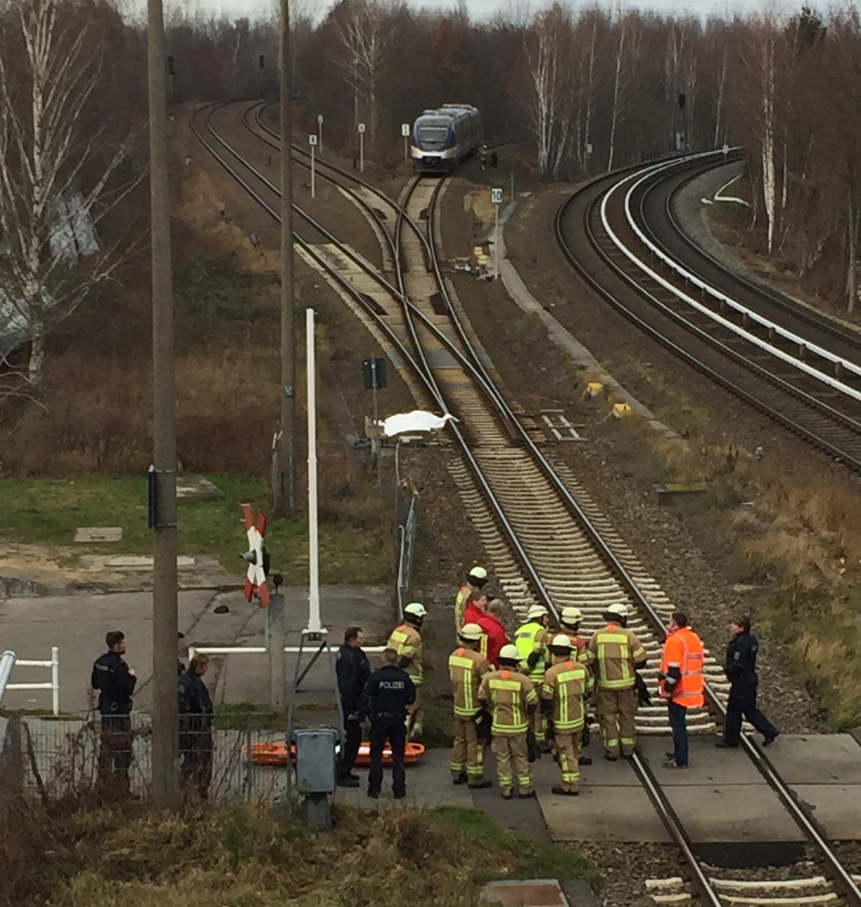 In Biesdorf wurde ein Mensch von einem Zug überfahren.