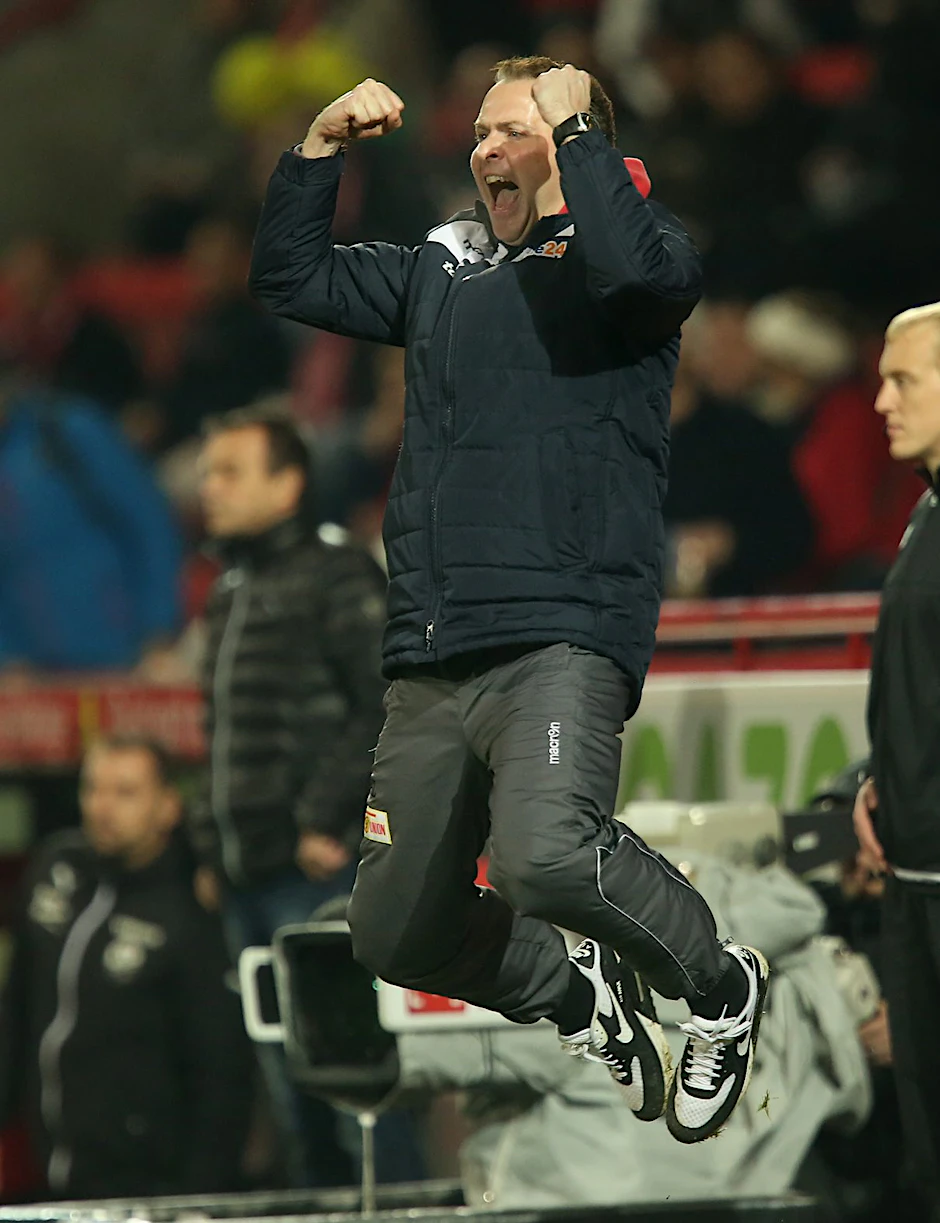 Gruß von van Halen. Sascha Lewandowski macht den Jump.