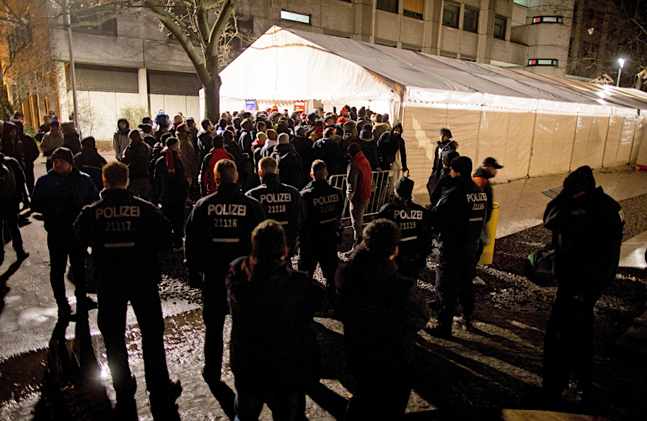 Hunderte Flüchtlinge kommen täglich am Lageso an, die Zustände werden massiv kritisiert. Immer wieder muss die Polizei einschreiten ...