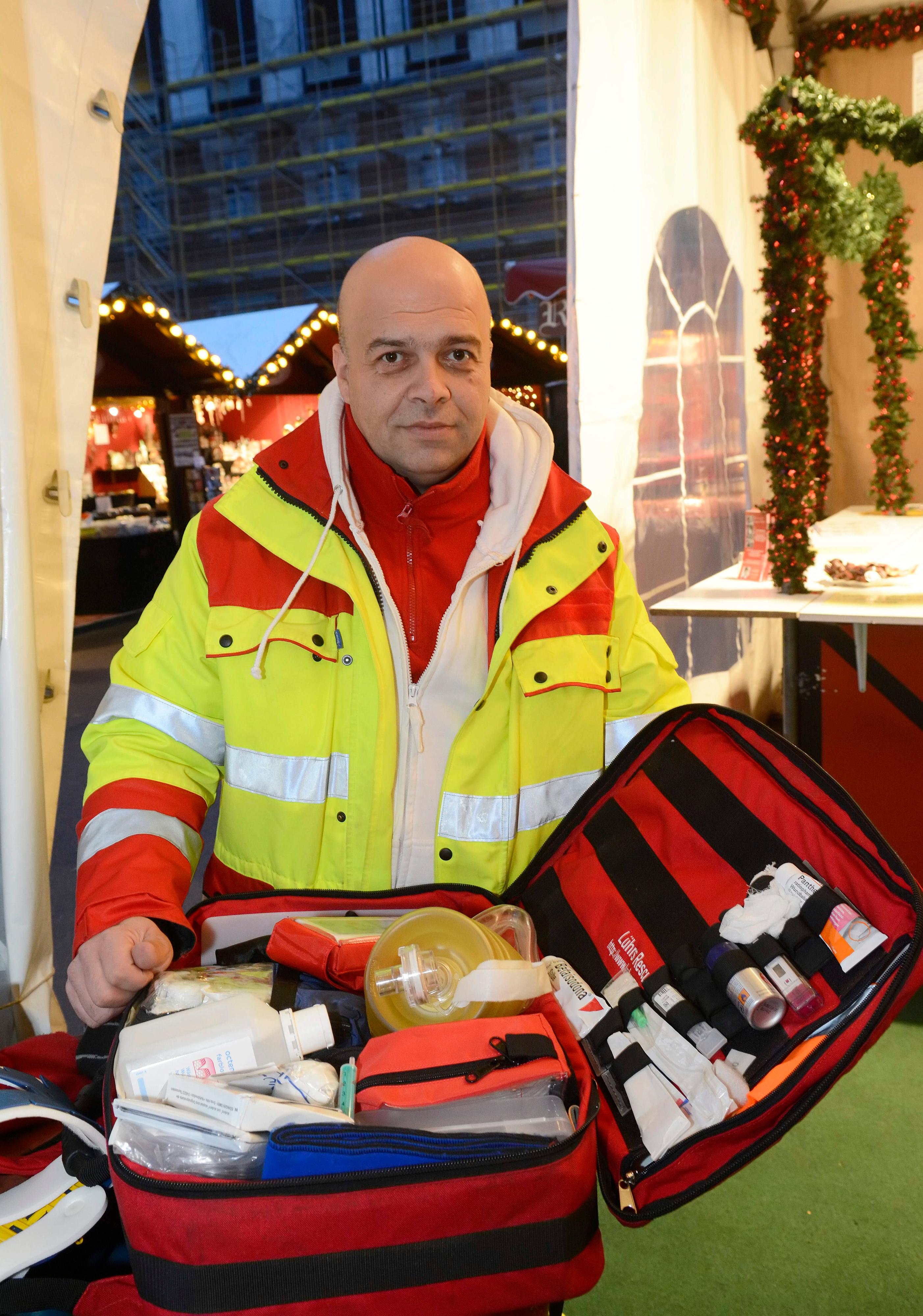 Sanitäter Markus Pfeiffer (42) weiß: „Meist muss ich Damen helfen, die zu viel Glühwein auf leeren Magen genossen.“  