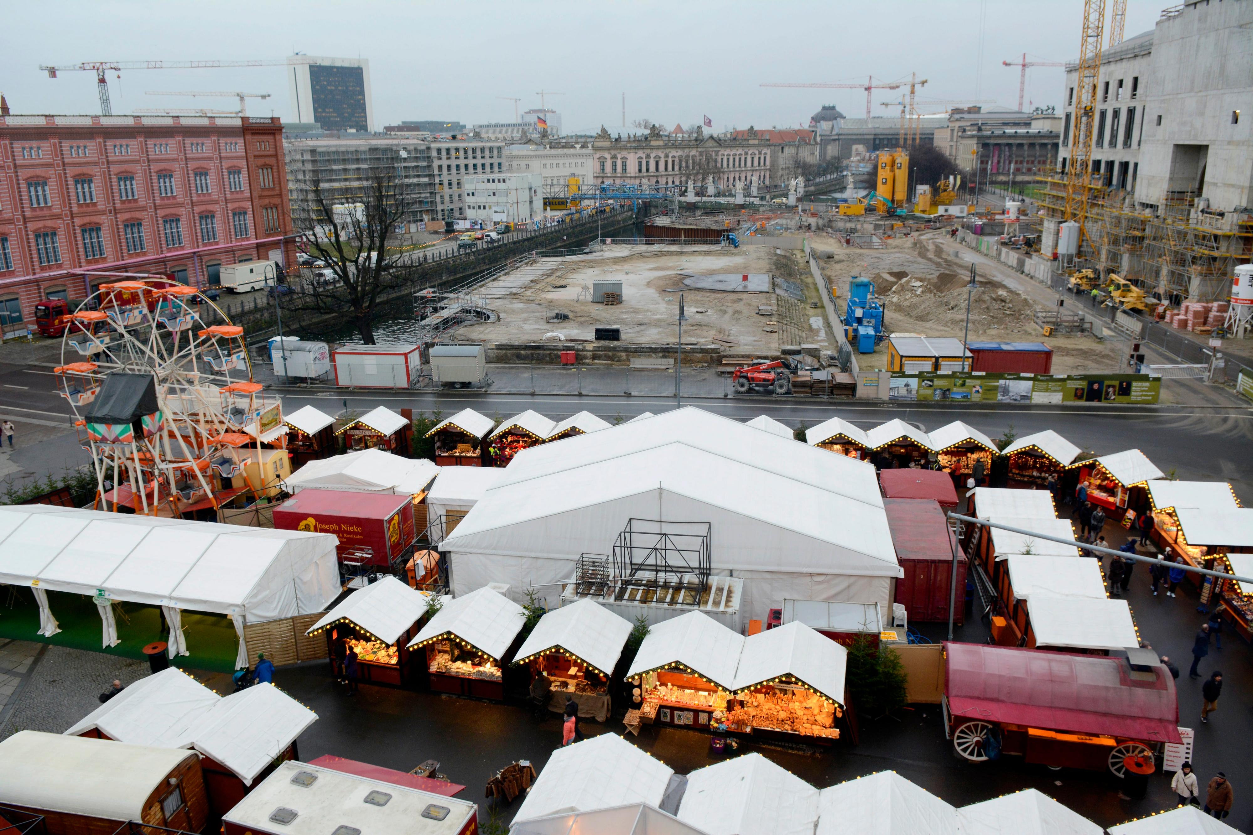 Abgelegen und abgeschnitten von den Käuferströmen liegt derzeit der Nostalgische Weihnachtsmarkt. Erst 2017 zieht er wieder ans Opernpalais.