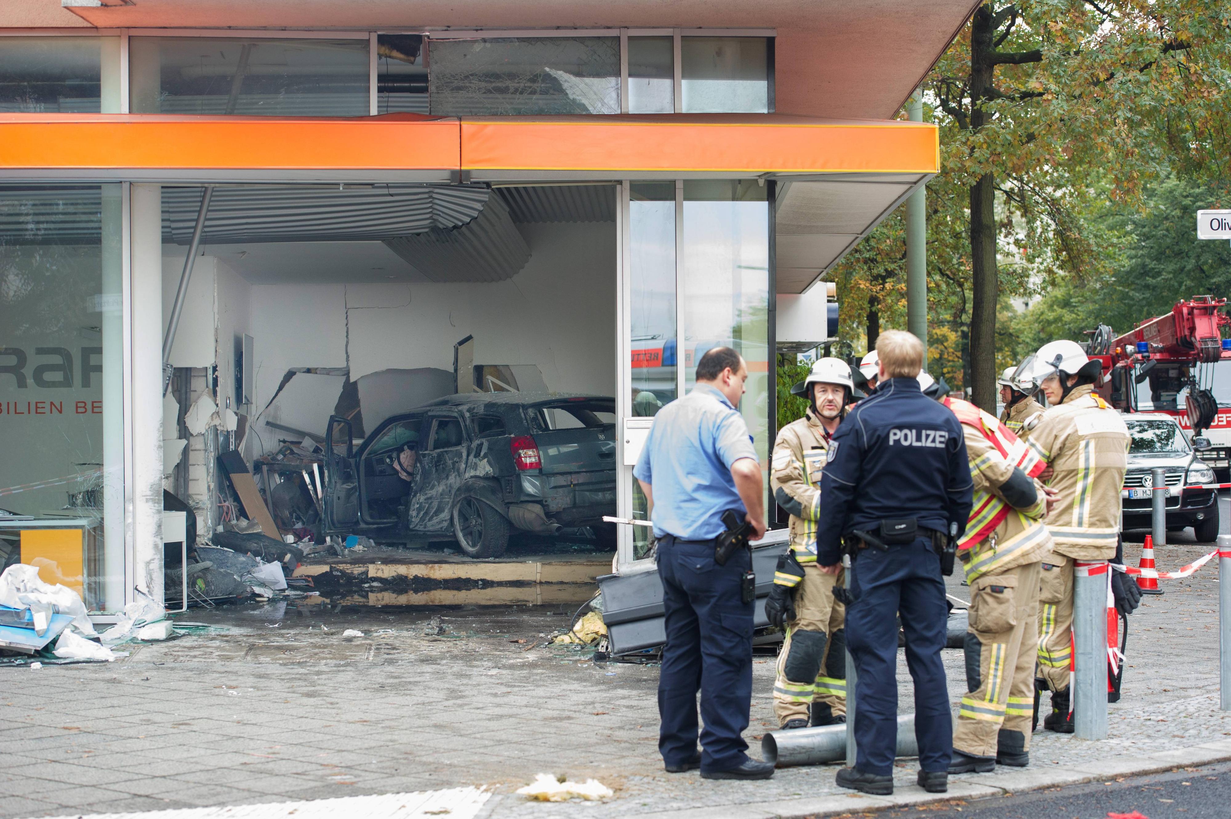 Schrecklicher Unfall In Berlin-Wilmersdorf: Autofahrer Rast In Hotel-Lobby