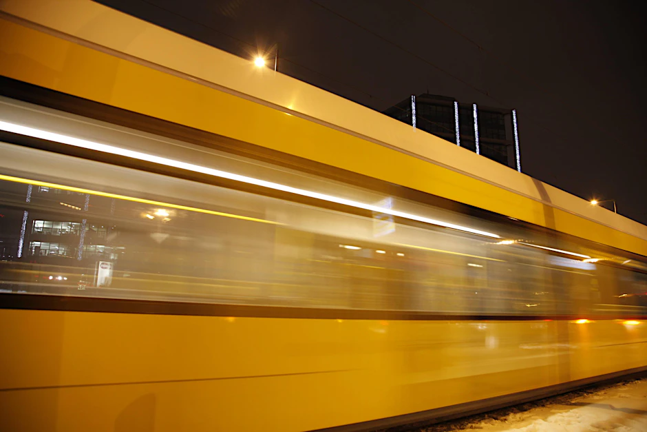 Eine vorbeifahrende Straßenbahn.