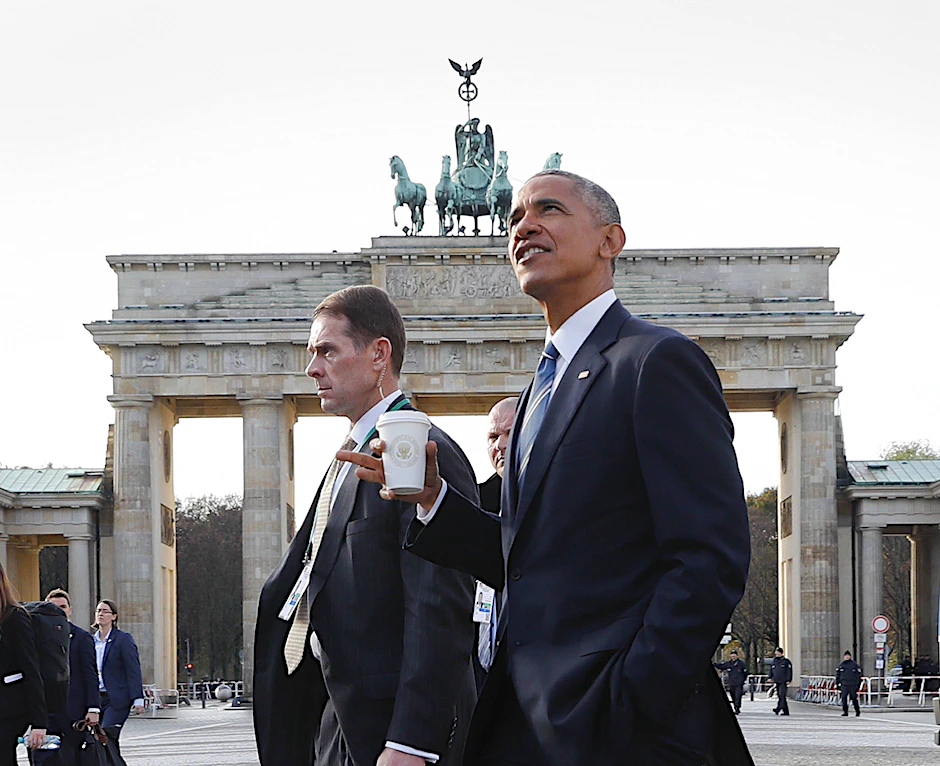 Ex-US-Präsident Barack Obama genehmigt sich einen Kaffee am Brandenburger Tor.