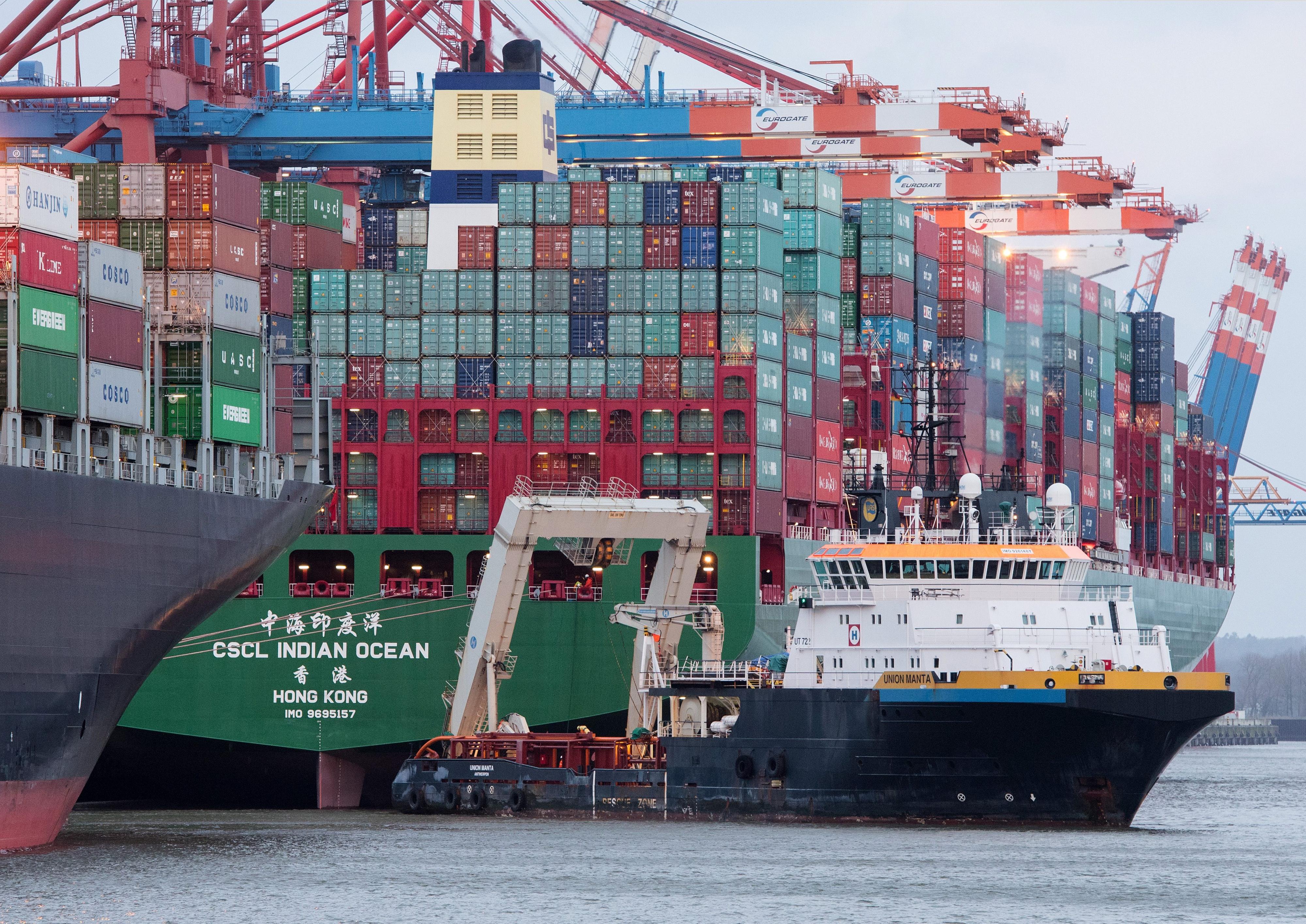 Image - Elbe: Containerschiff ist wieder frei