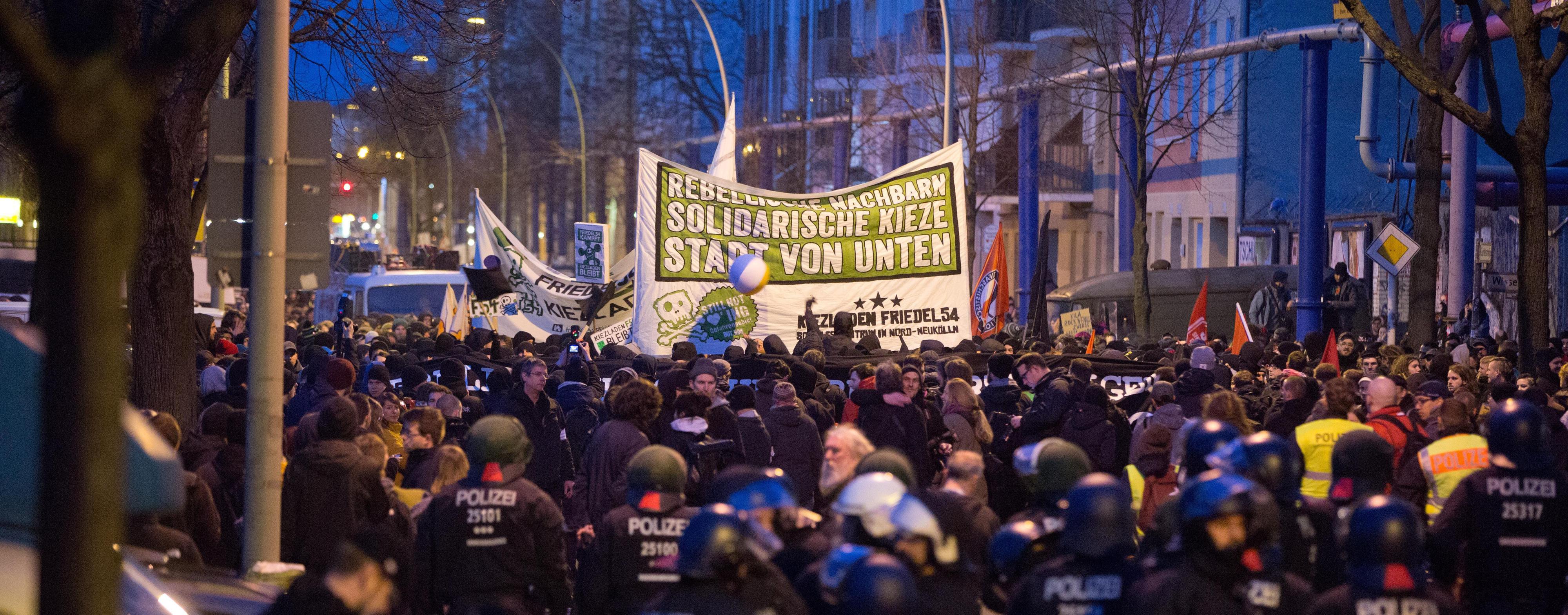 Brennpunkt Friedrichshain: Linke Demo Gegen Polizeigewalt Und Kiez ...