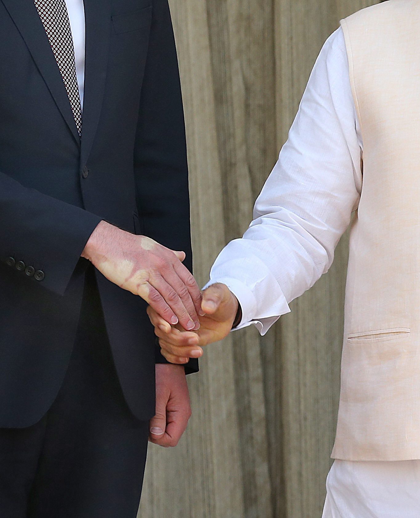 Image - Staatsbesuch in Indien: Raten Sie mal, wessen Hand hier beinahe zerquetscht wurde?