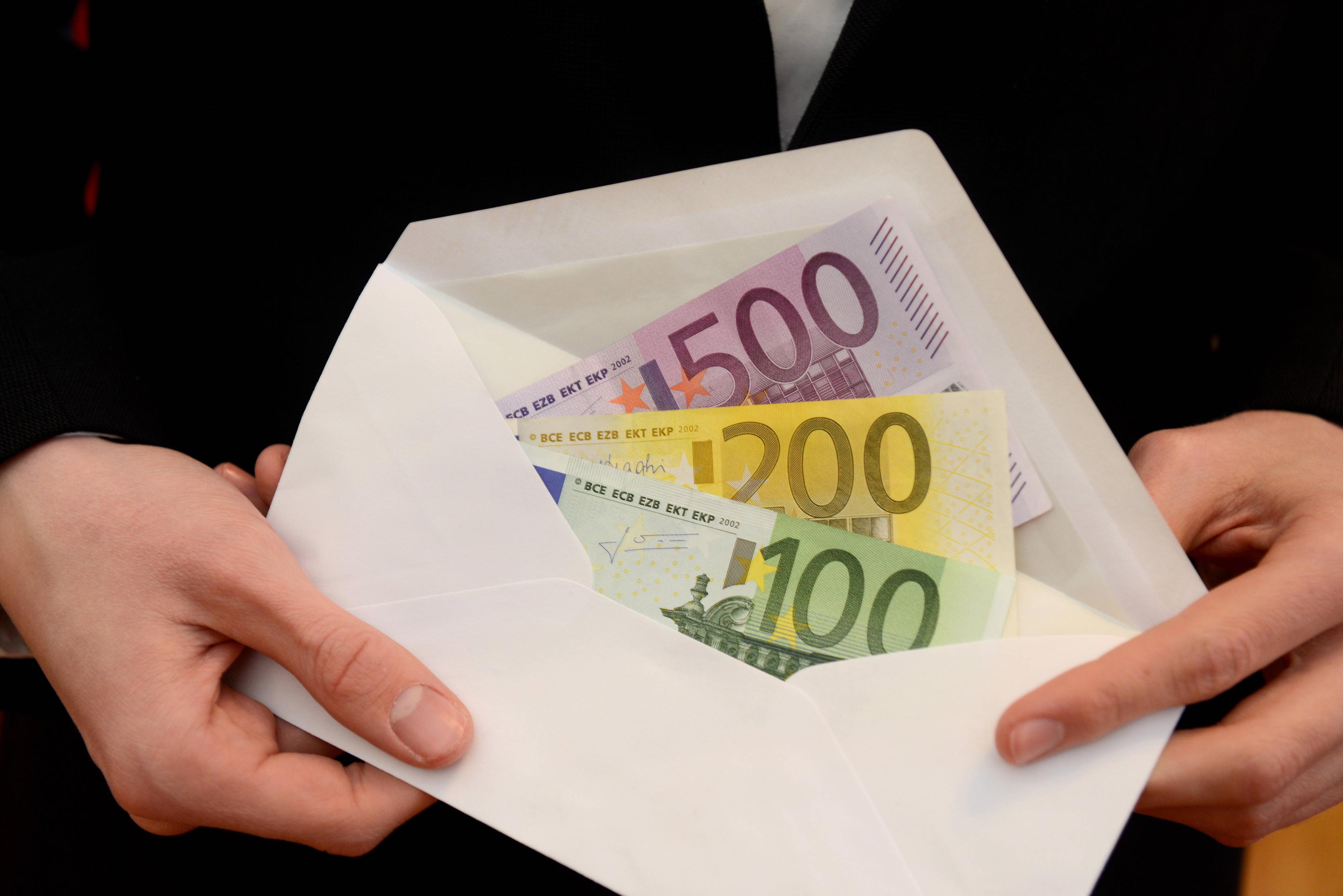 Image - Eltern zahlen 320.000 Euro für Elitestudium: Tochter verprasst alles für Heroin!