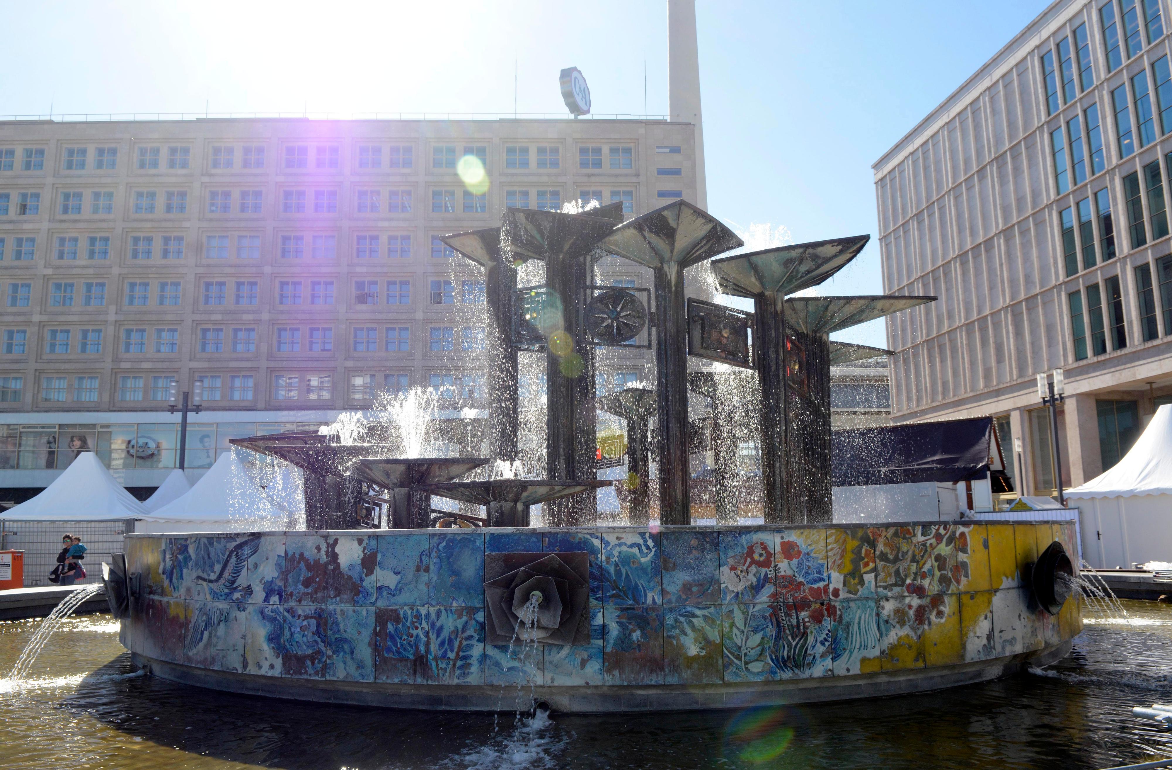 Image - Alexanderplatz: Der zweite Frühling der Nuttenbrosche
