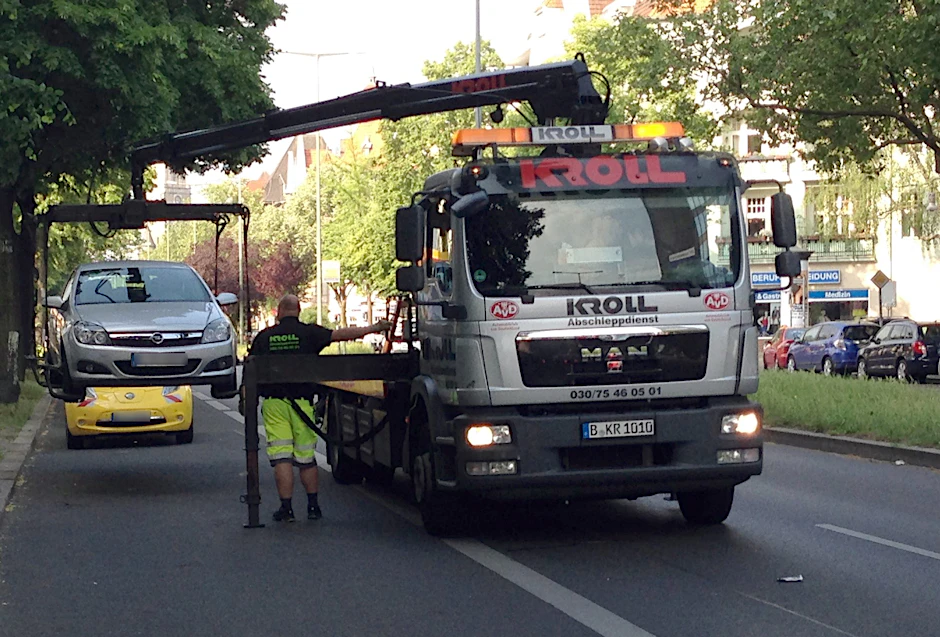 Ein Falschparker wird abgeschleppt. 