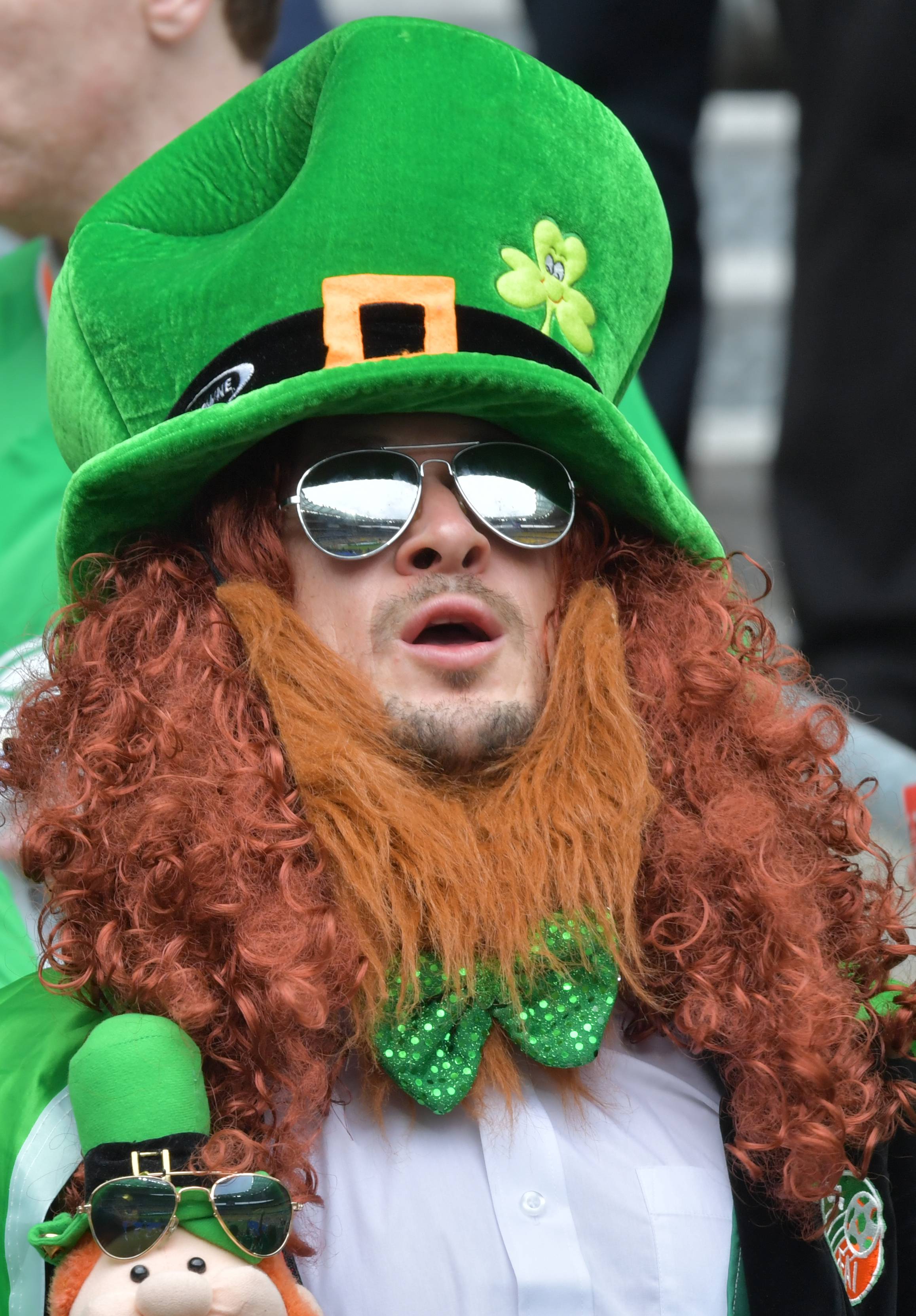 EM Nur Hooligans und Terror? Fußballfans singen Baby in den Schlaf