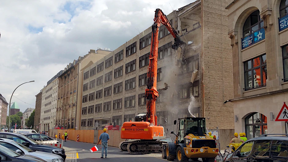 Lange stand das Gebäude in der Wallstraße leer, jetzt ist mit den Abrissarbeiten begonnen worden.