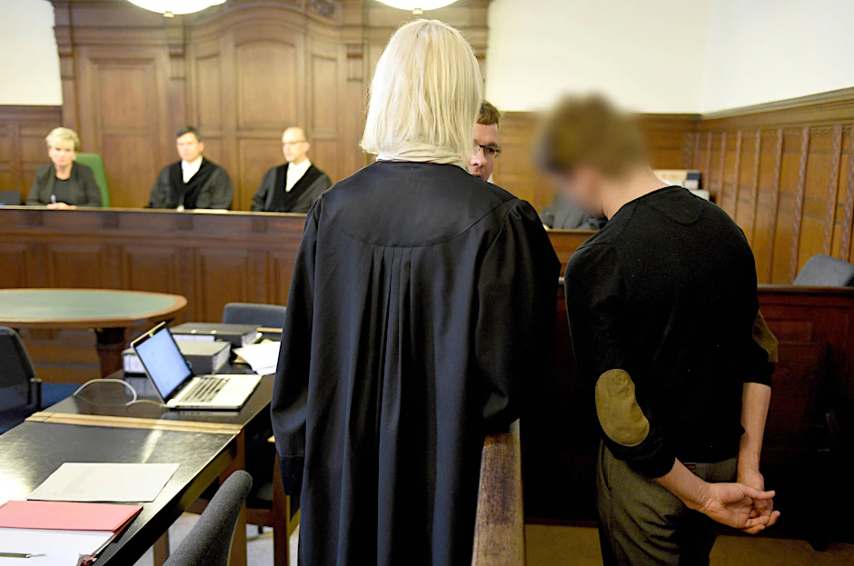 Denny H. gab sich als Arzt aus, heuerte auf einem Kreuzfahrtschiff an und verprasste das Geld, das er verdiente.