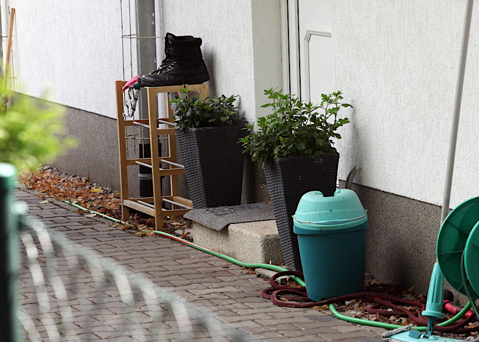 Vor diese Haustür, auf den grauen Fußabtreter, legte die verzweifelte Mutter ihre neugeborene Tochter. So konnte sie sicher sein, dass man ihr Baby fand.