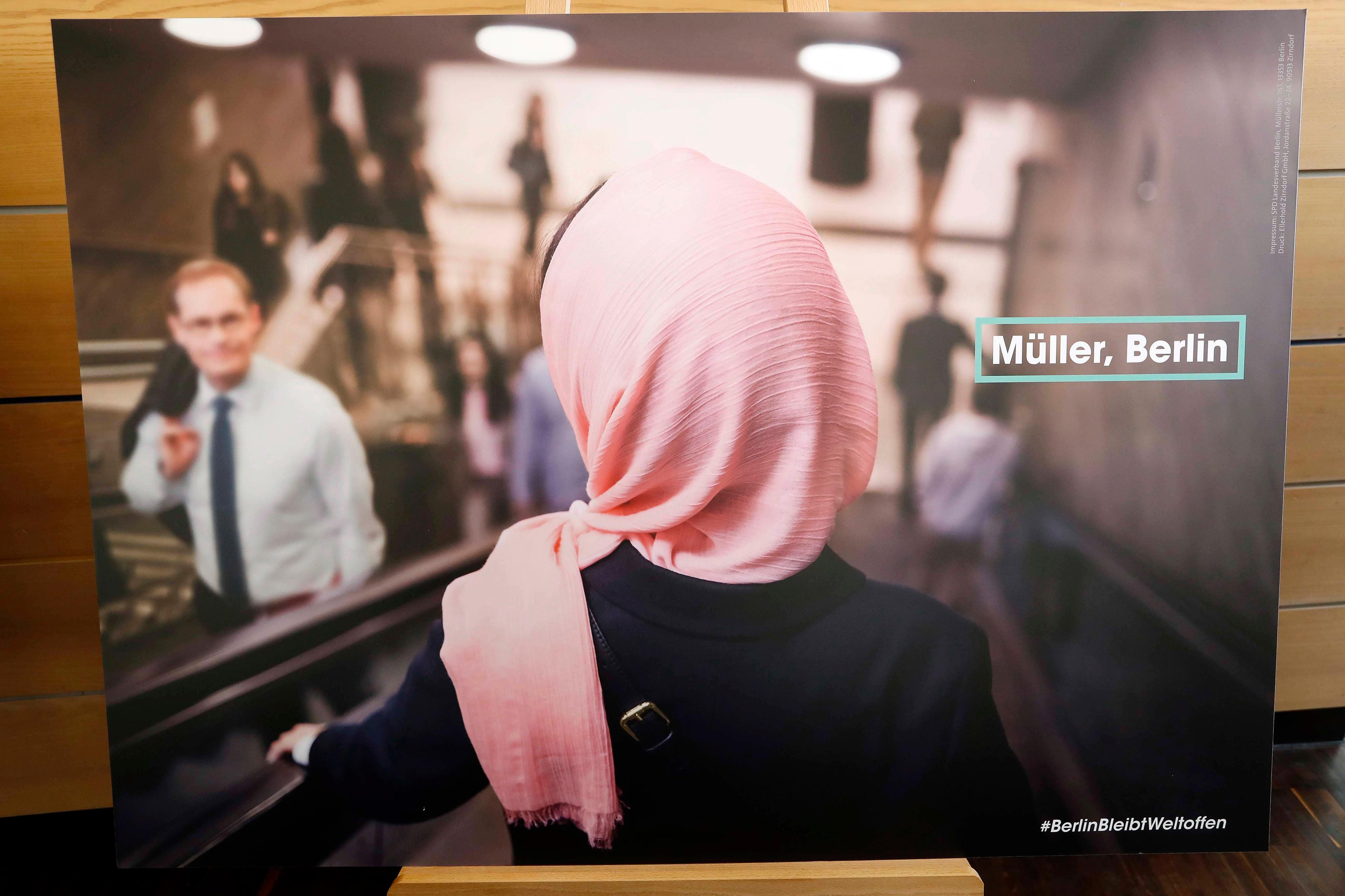 Michael Müllers Integrationsplakat: Die Frau könnte Migrantin sein – oder eine Cabrio-Fahrerin ...
