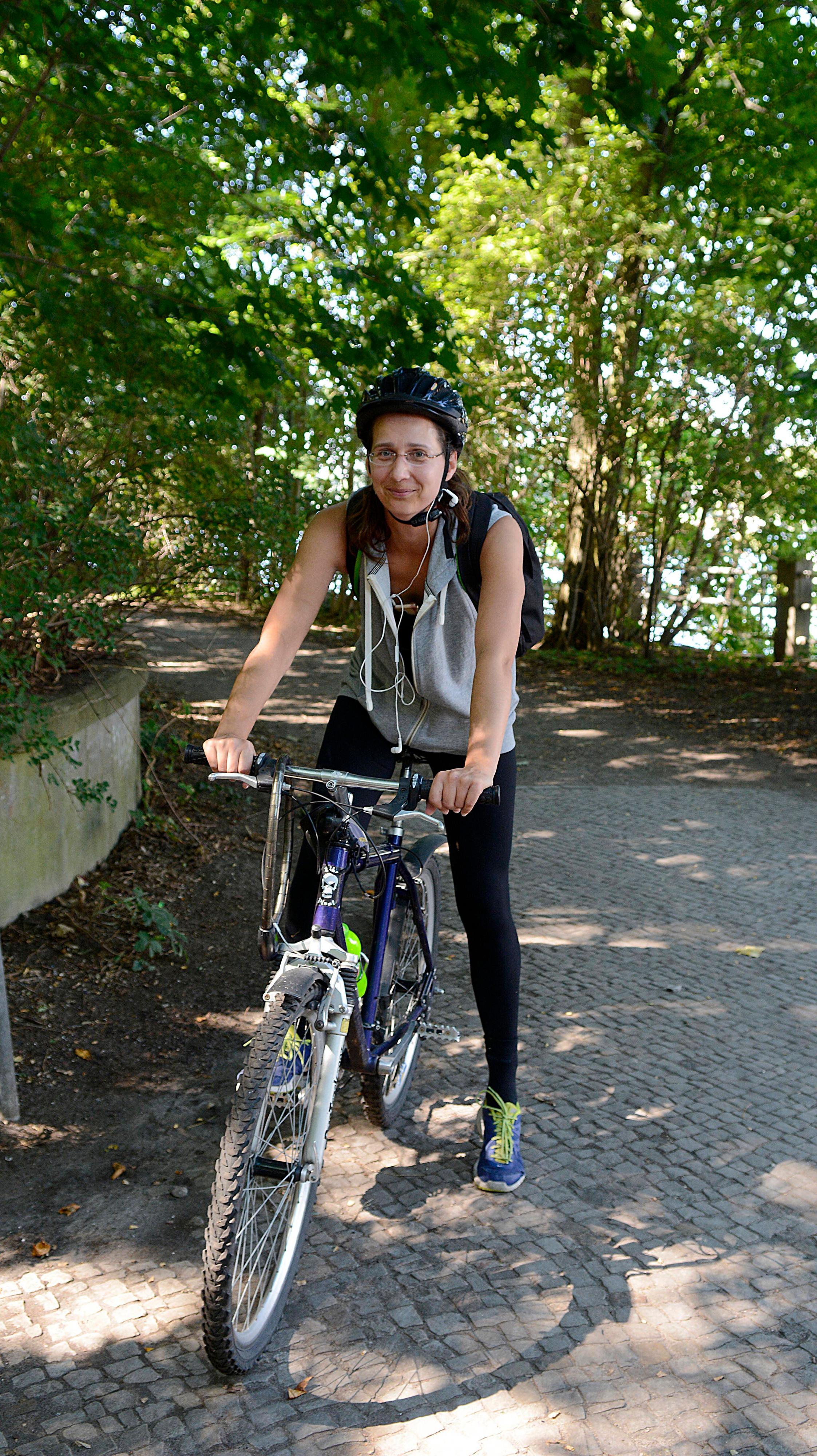 Martina Schöneich (40) fährt jeden Tag Fahrrad am Müggelsee. „Der Umweltschutz wird hier schon sehr groß geschrieben. Mehr ist nicht nötig.“
