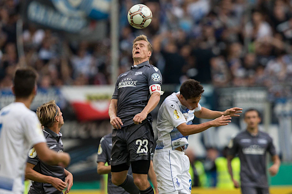 Augen zu und ab in Runde 2. Unions Kapitän Felix Kroos macht Pokal mit Köpfchen.