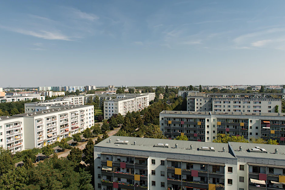 Ein Blick auf die Großsiedlung Hellersdorf. Im Hintergrund links wächst Marzahn in den Himmel.