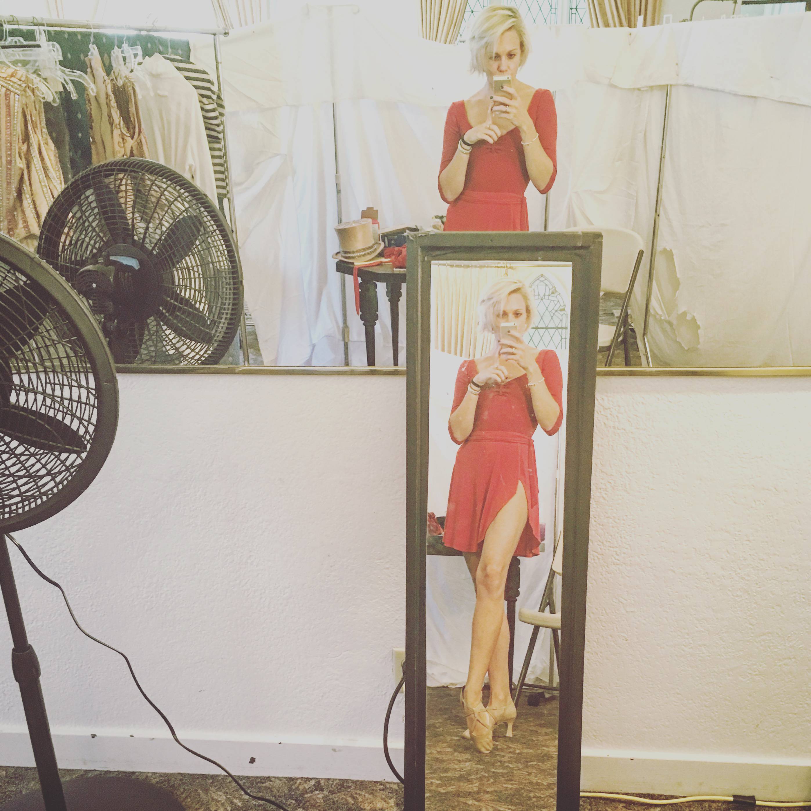 Sitzt das Kleid? Sexy Sarah bei der Kostümprobe. 