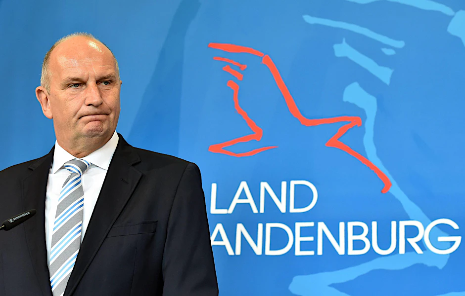 Brandenburgs Ministerpräsident Dietmar Woidke (SPD) trennt sich von seinem umstrittenen Staatskanzleichef Rudolf Zeeb und Regierungssprecher Andreas Beese. 