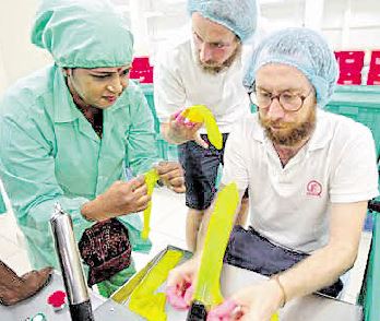 Philip Siefer und Waldemar Zeiler testen die Gummis auf ihre Tauglichkeit. 