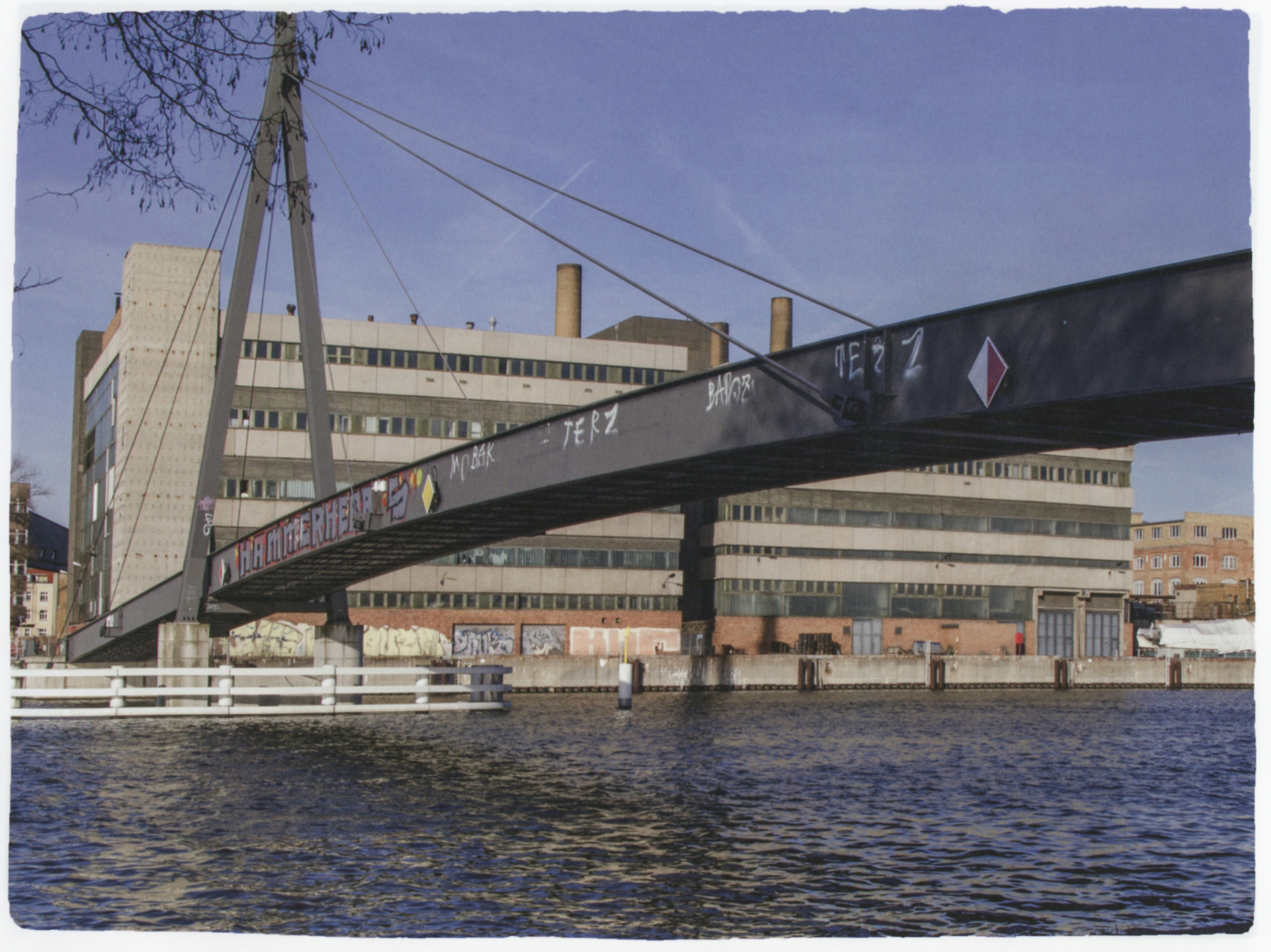 Der Kaisersteg ist die Brücke für Fußgänger und Radfahrer über die Spree.