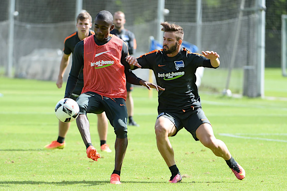 Salomon Kalou (li.) gibt im Training wieder Vollgas. 