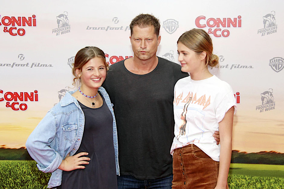 Gut gebräunt, bester Laune: Emma Schweiger (mit Papa Til und Schwester Lilli (re.) auf dem roten Teppich.