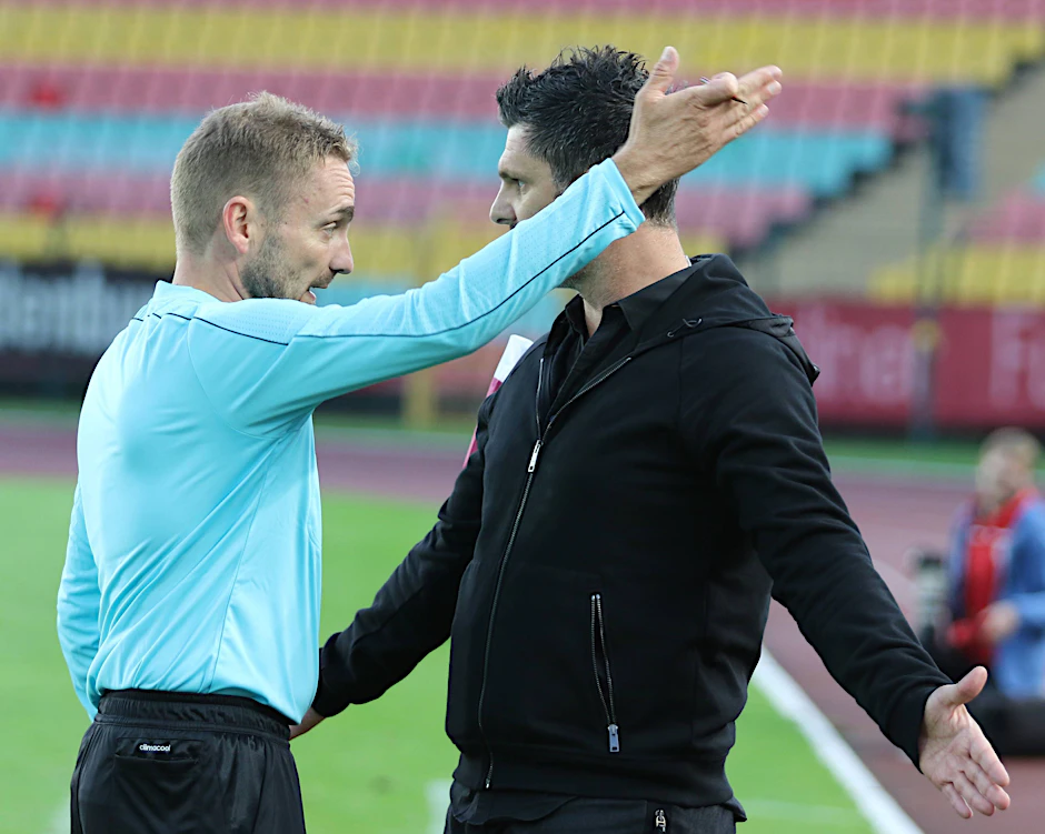BFC-Sportdirektor Angelo Vier (r.) muss mal wieder  auf die Tribüne.
