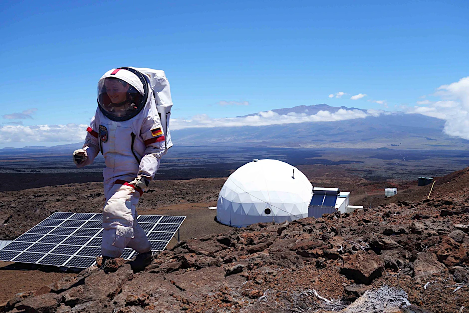 Christiane Heinicke während eines Außeneinsatzes am Lava-Hang des Vulkans Mauna Loa. Jetzt hat sie sich als Astronautin bei einer privaten Initiative beworben, die die erste deutsche Frau auf die Internationale Raumstation ISS bringen will.