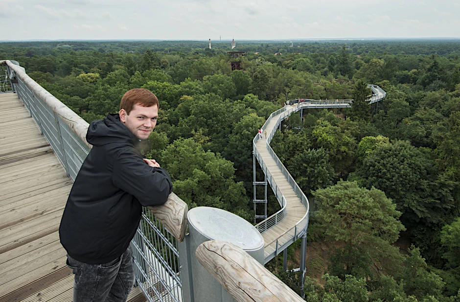 Vom Aussichtsturm genießt KURIER-Reporter Florian Thalmann den Blick auf Pfad und Beelitz-Ruinen. Von hier schlängelt sich der Weg direkt durch die Baumkronen.