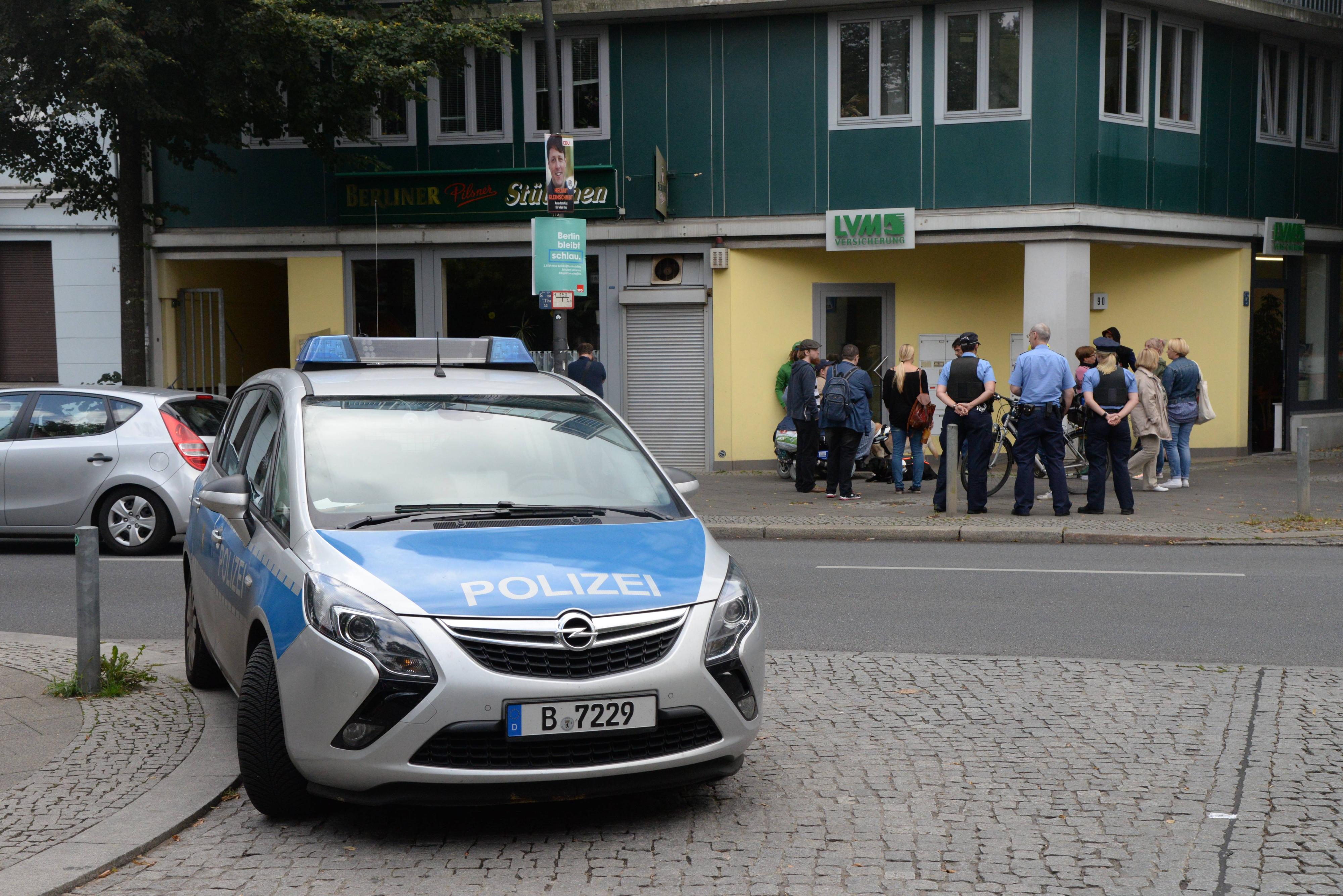 Polizisten und junge Leute vor dem Haus in der Pistoriusstraße, in dem Katrin bis diesen Montag wohnte. Wenig später saß sie selbst vor der Tür.  