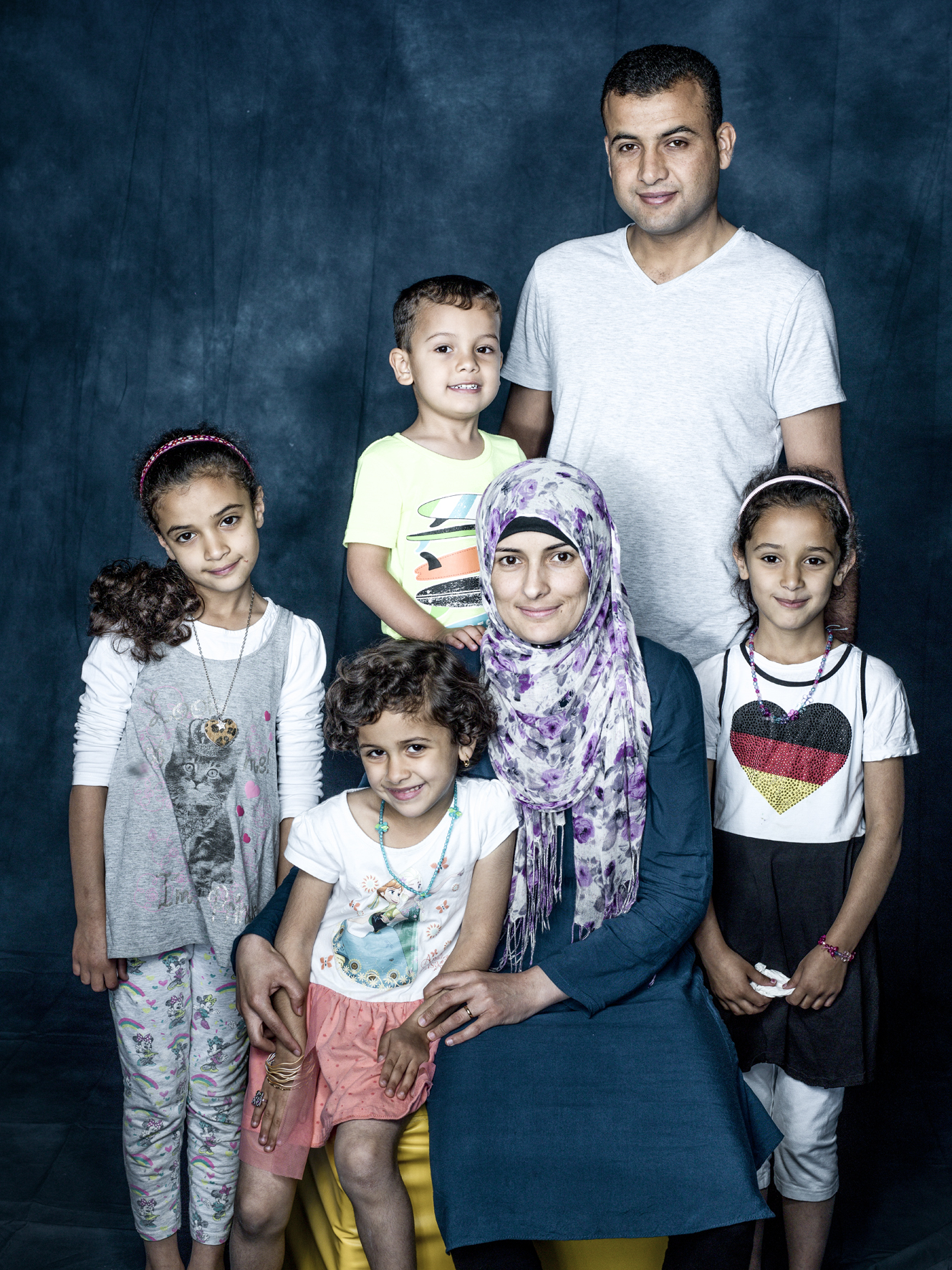 Familie Mohammed: Papa Manaf (31), Mama Haifa (25),  Zainab (8, l.), Zahraa (6, r.), Ruqaya (5, vorn) und Qasim (3) flohen aus Mossul, als die Truppen des IS einmarschierten Manafs Freunde töteten, kamen nach Berlin. Nun suchen sie dringend eine Wohnung, im besten Fall in Charlottenburg.