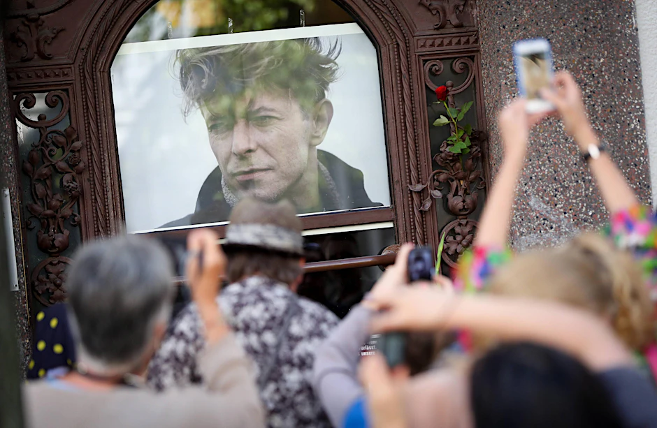David Bowie lebte von 1976 bis 1978  in der Hauptstraße 155 in Berlin-Schöneberg in einer Wohnung im ersten Stockwerk.