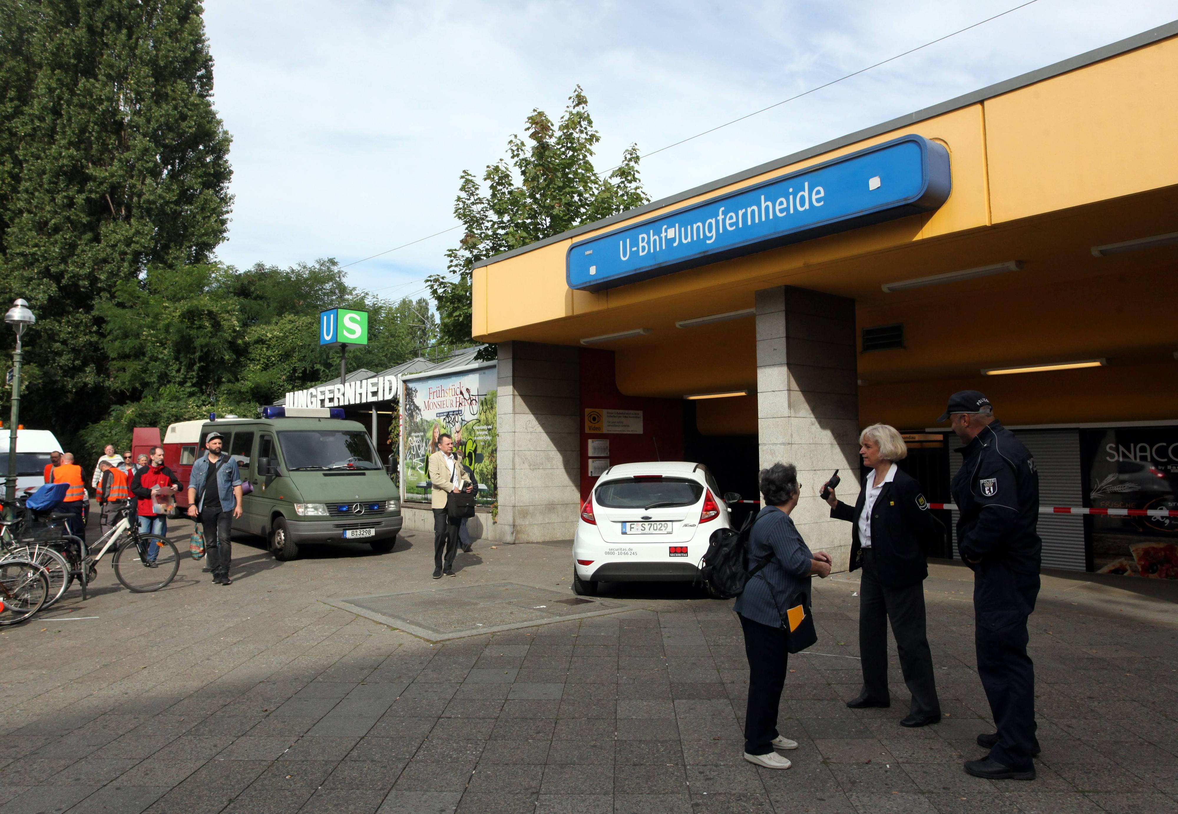 Die Polizei hat den U-Bahnhof abgesperrt.