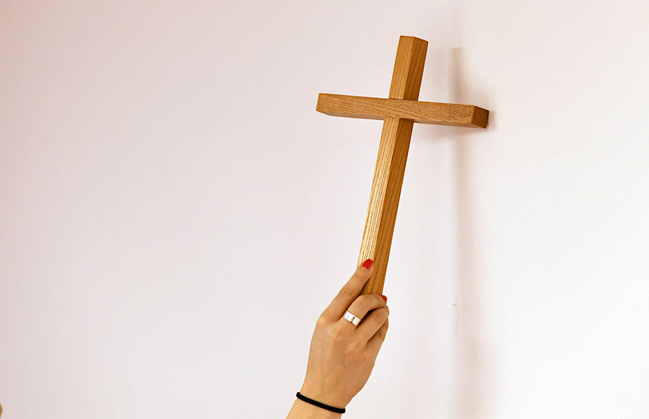 Das geweihte Kreuz im Fraktionsraum der CDU darf nicht fest montiert werden. Nur Magnete sind erlaubt.