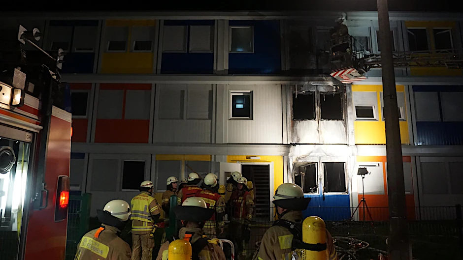 Der Brand breitete sich über die Fassade bis in die zweite Etage aus. Sechs Flüchtlinge verletzten sich. 80 Feuerwehrleute waren im Einsatz.