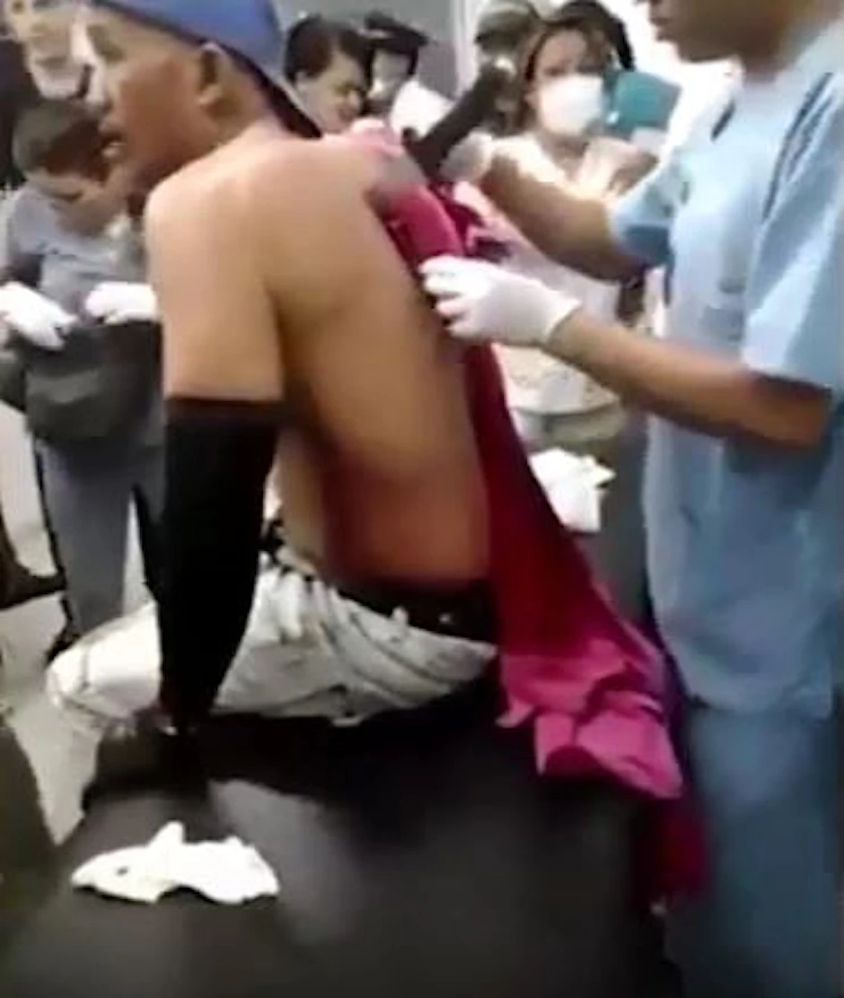 Mediziner behandeln den jungen Mann, um den sich Schaulustige versammelt haben. 