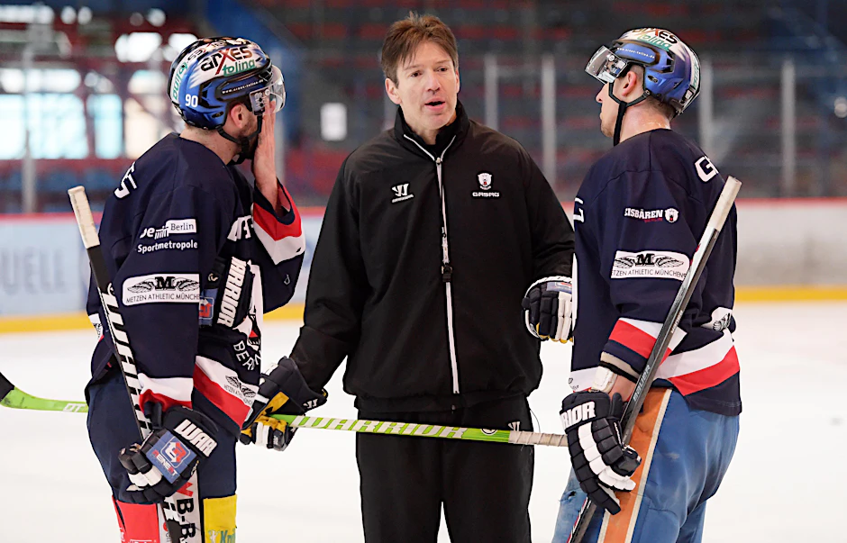 Eisbären-Trainer Uwe Krupp erklärt seinen Jungs neue Spielformen.