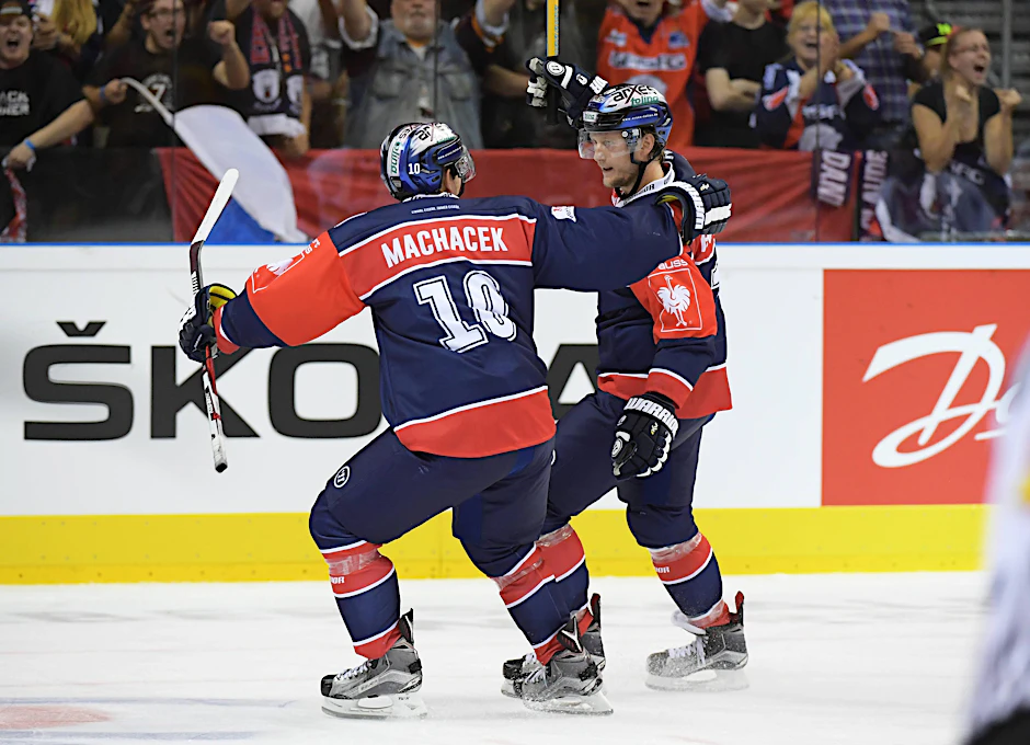 Spencer Machacek feiert mit Frank Hördler (r.). dessen Tor zum 2:1.