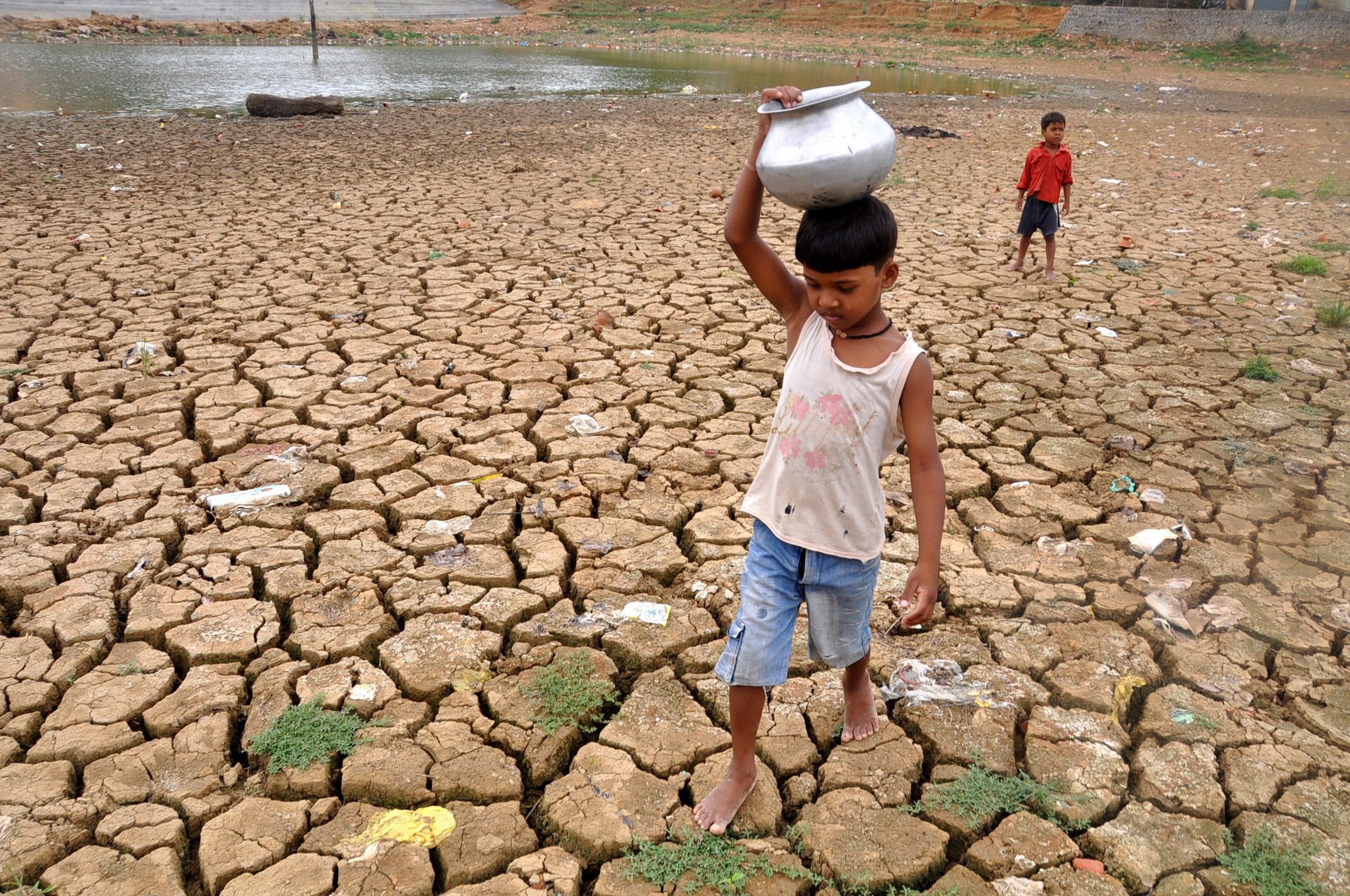 In Wassernot: Aus einem dreckigen See holt ein Junge aus dem indischen Jharkhand Wasser. Über 5000 Menschen sterben täglich auf der Welt an Folgen verunreinigten Wassers. 
