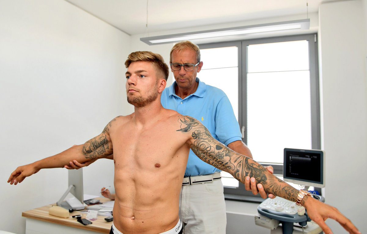 Hertha-Doc Ulrich Schleicher untersucht Neuzugang Alexander Esswein beim Medizincheck.