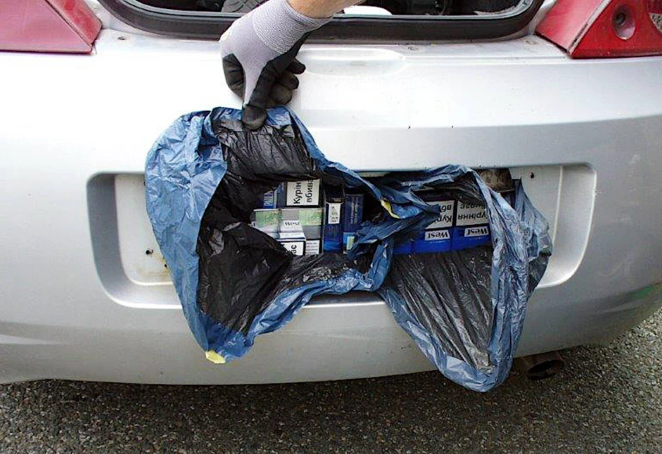 Zigaretten sind auf einem undatierten Handout hinter dem Nummernschild eines Autos versteckt. Der Zoll hat bei der Kontrolle eines Autos aus Polen rund 40.000 unversteuerte Zigaretten gefunden.